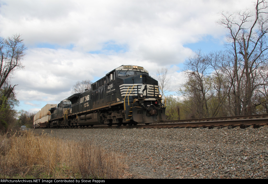 NS 4281 leads train 26X down the siding at Cove PA